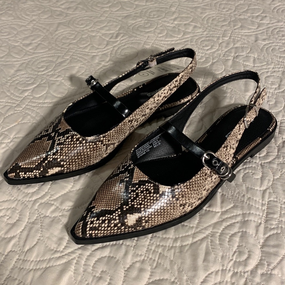 Animal print pointy toe Mary Jane Flats size 9 NWT